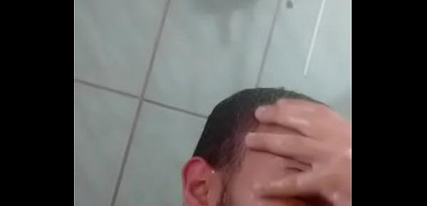  Maicon Küster tomando banho pelado e sensualizando